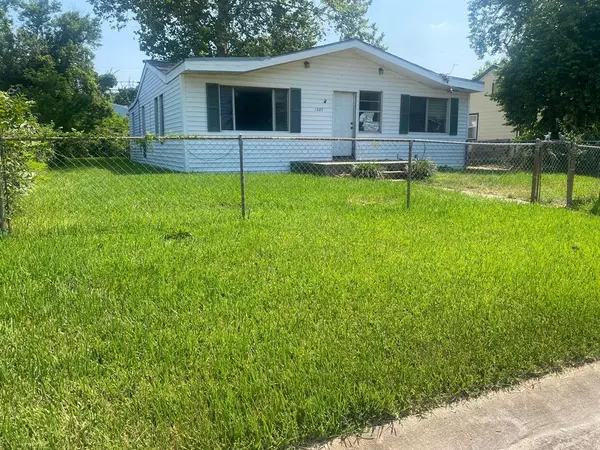 1207 Abbott DR, Texas City, TX 77590