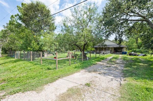 17919 County Road 171, Angleton, TX 77515