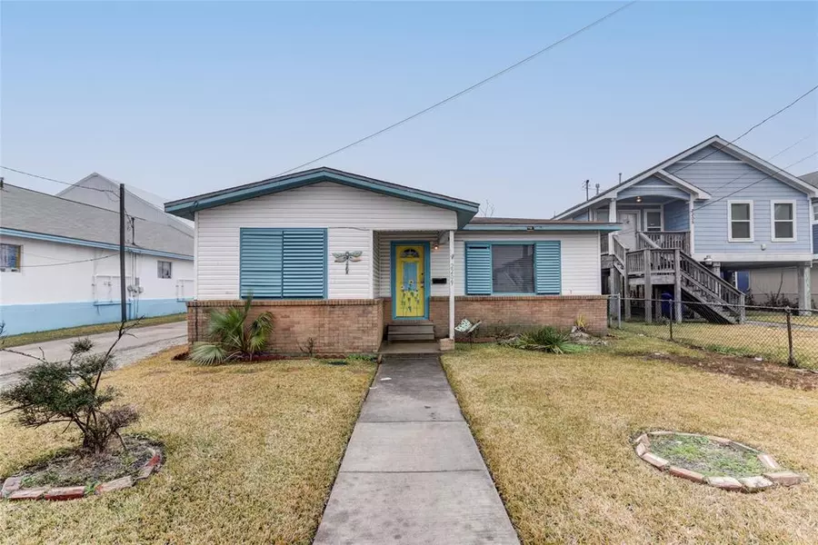 2209 Saladia ST, Galveston, TX 77551