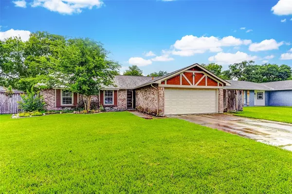 5302 Appleblossom LN, Friendswood, TX 77546