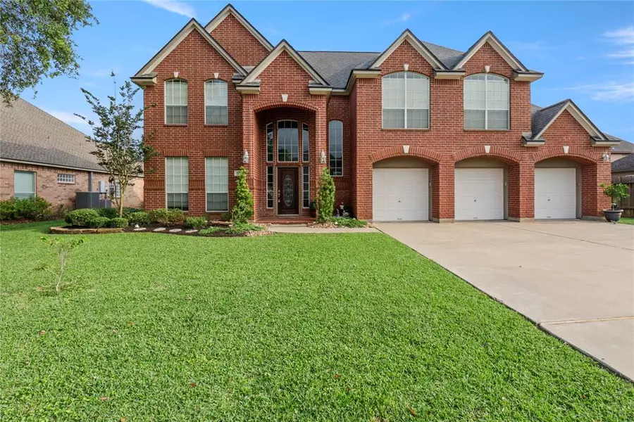 54 Mahogany CT, Lake Jackson, TX 77566