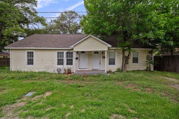 106 S 6th ST, Highlands, TX 77562