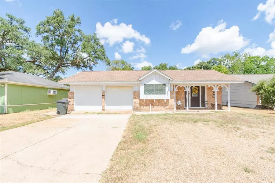 110 Pin Oak ST, Lake Jackson, TX 77566