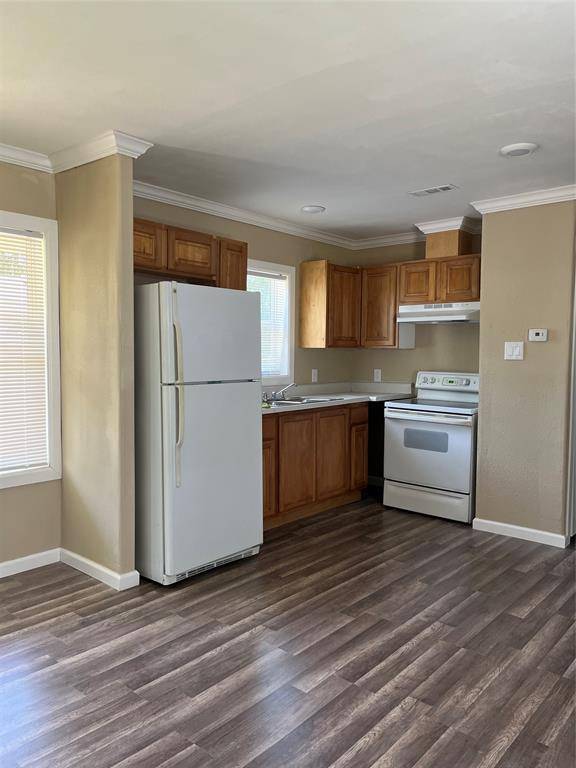 Highlands, TX 77562,108D S 7th ST S #D