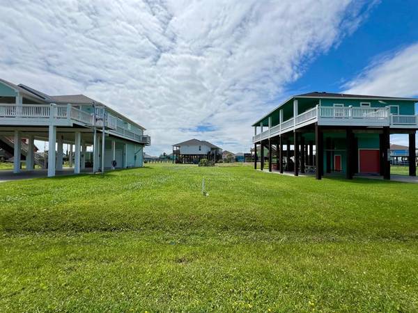 963 Gulf RD, Crystal Beach, TX 77650