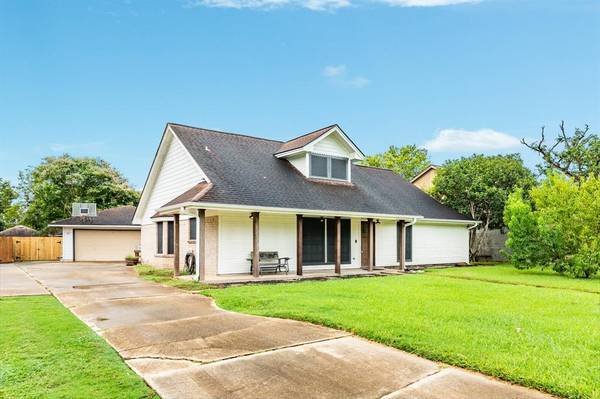 110 Raintree, Lake Jackson, TX 77566