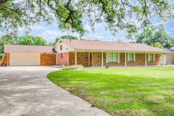 115 Cedar ST, Lake Jackson, TX 77566