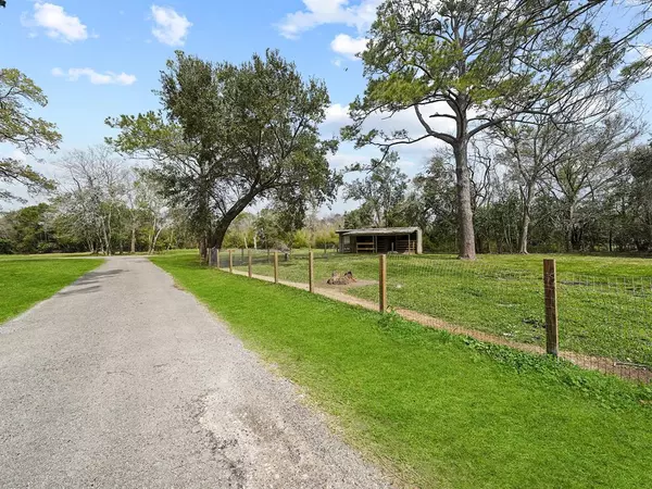 3412 County Road 755, Alvin, TX 77511