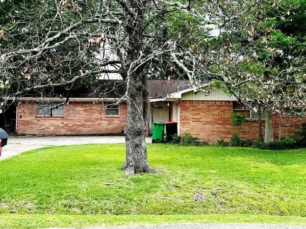 112 Honeysuckle DR, Baytown, TX 77520