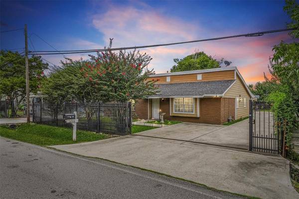 16204 North Shore DR, Channelview, TX 77530