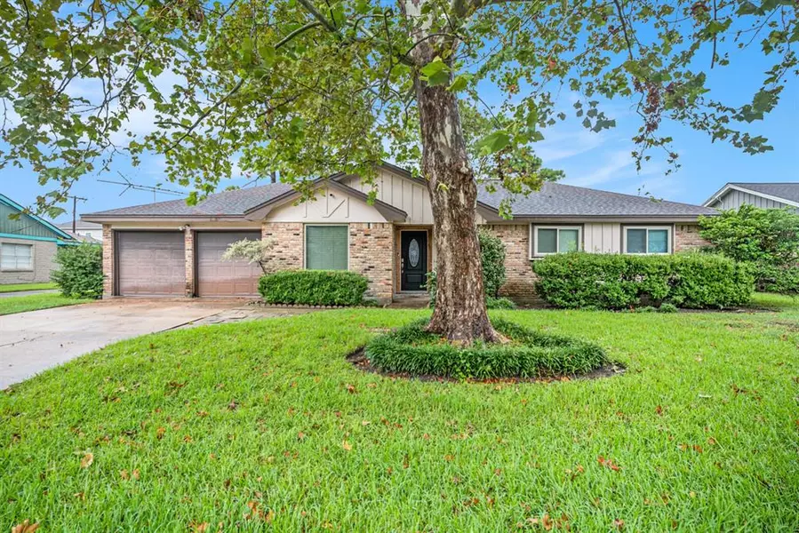 4108 Pine Shadows ST, Dickinson, TX 77539