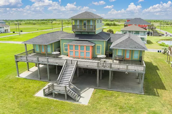 696 Villa DR, Crystal Beach, TX 77650