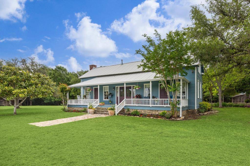 301 Huenefeld LN, Round Top, TX 78954