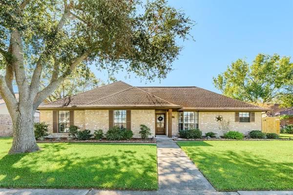 33 N Erik DR, Angleton, TX 77515