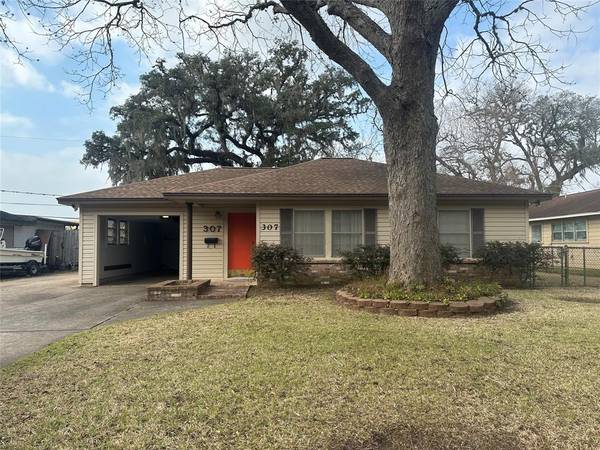 307 Oak DR, Lake Jackson, TX 77566