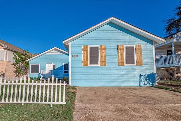 5106 Avenue Q, Galveston, TX 77551