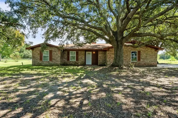 308 E Lane 3, Anahuac, TX 77514