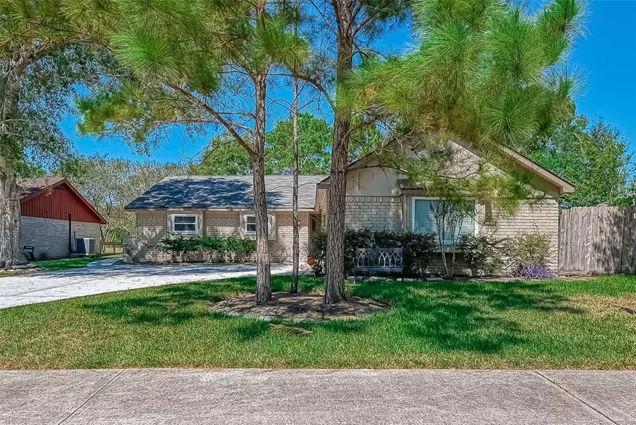 217 Palm Aire DR, Friendswood, TX 77546