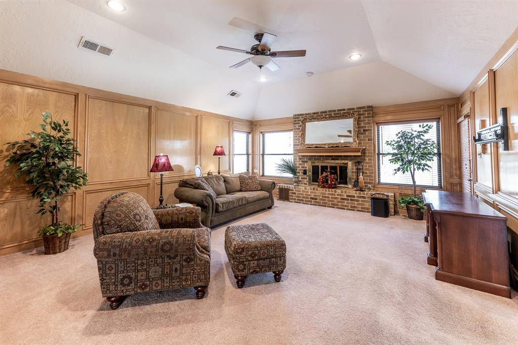 18 Village Hill DR, Conroe, TX 77304