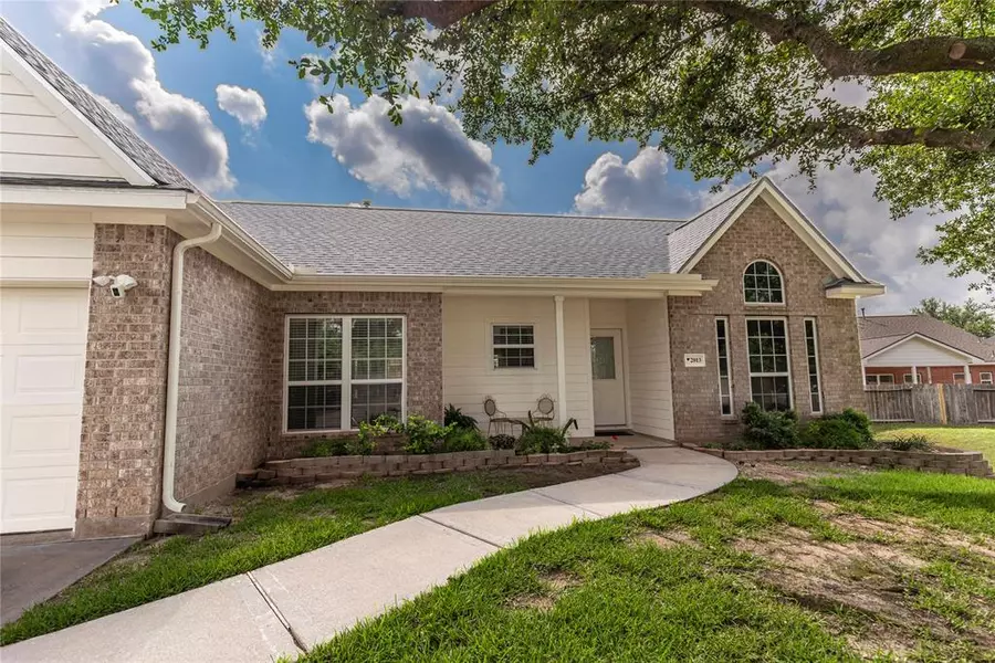 2013 Royal CT, Bellville, TX 77418