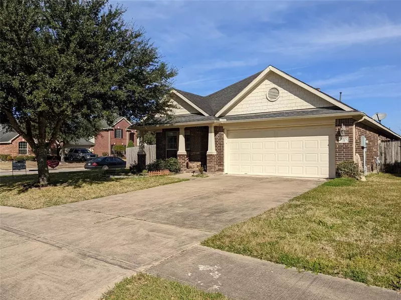 7707 Quiet Trace LN, Pearland, TX 77581