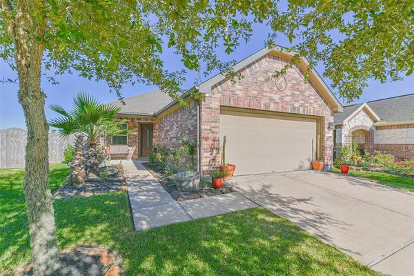 6863 Catalpa Bluff LN, Dickinson, TX 77539