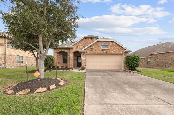 2882 Flower Creek LN, Dickinson, TX 77539