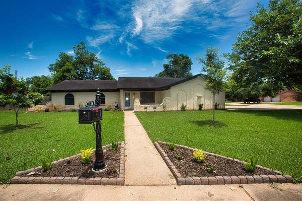 118 Poppy ST, Lake Jackson, TX 77566