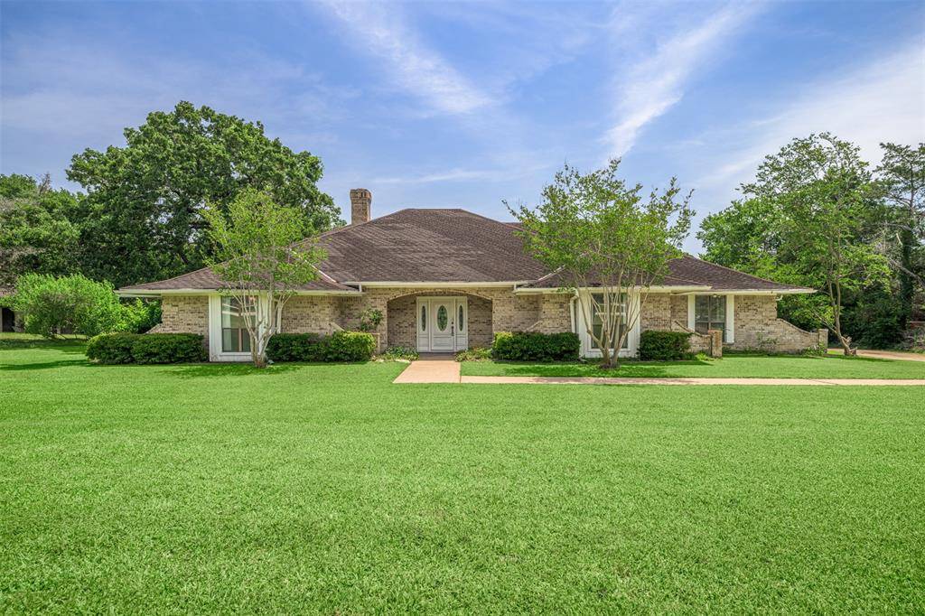 207 Oak Hill DR, Brenham, TX 77833