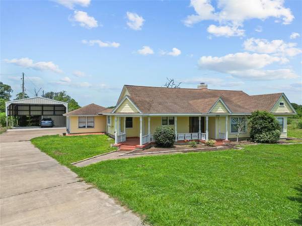 124 Country RD, Angleton, TX 77515