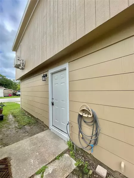 301b 1/2 N Avenue A, Freeport, TX 77541