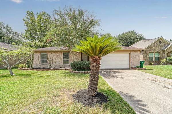 5 Lobo CT, Angleton, TX 77515