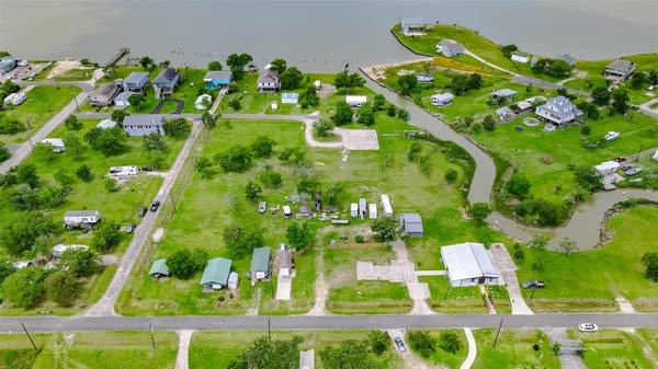 Oak Island, TX 77514,208 Spence ST