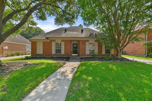 2104 Royal Oaks DR, League City, TX 77573