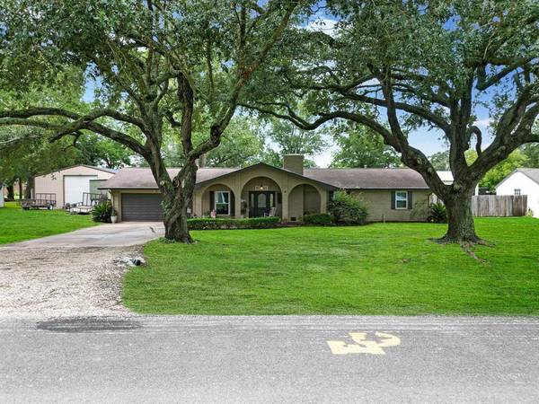 317 E Elm AVE, Winnie, TX 77665