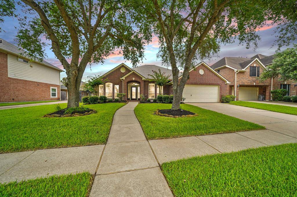 8107 Firefly LN, Sugar Land, TX 77479