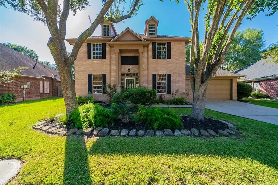 2304 N Mission CIR, Friendswood, TX 77546