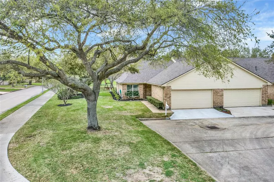 742 E Country Grove CIR, Pearland, TX 77584