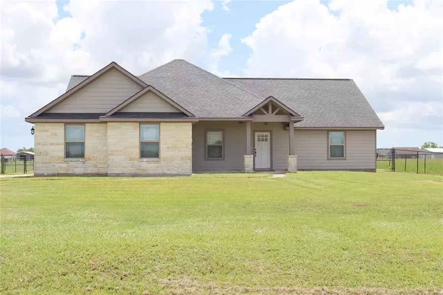 949 Angus TRL, Angleton, TX 77515