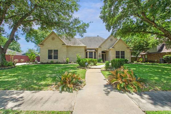 13 Colony SQ, Angleton, TX 77515