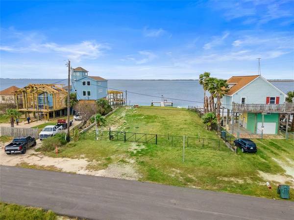 11704 Sportsman RD, Galveston, TX 77554