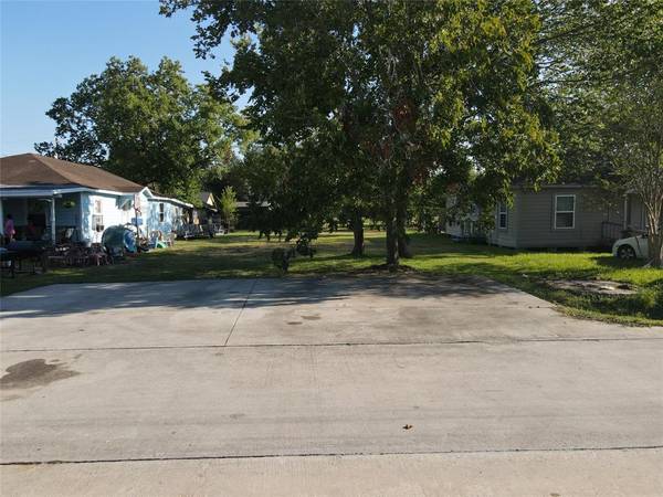 4812 E 35th ST, Dickinson, TX 77539