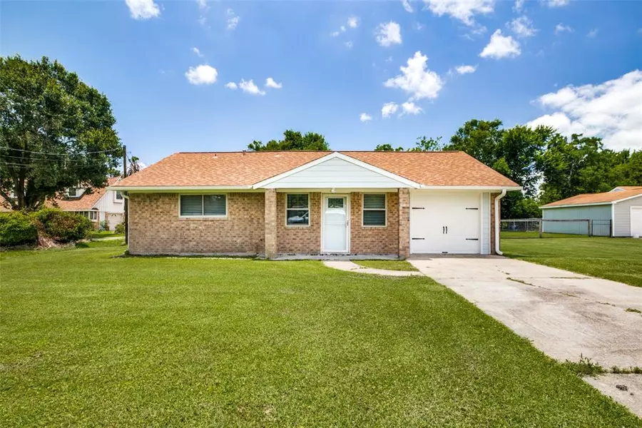 908 Redberry Hill RD, Baytown, TX 77521