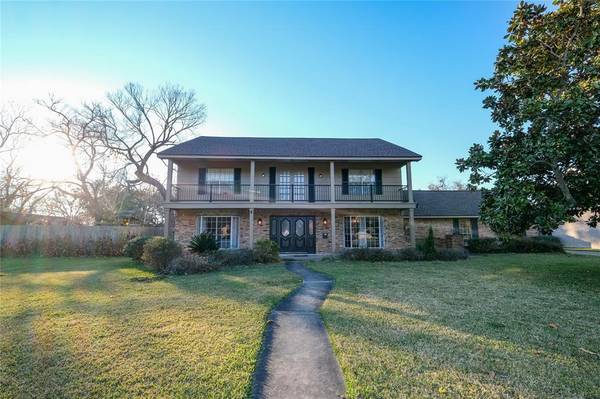 412 Forest DR, Lake Jackson, TX 77566