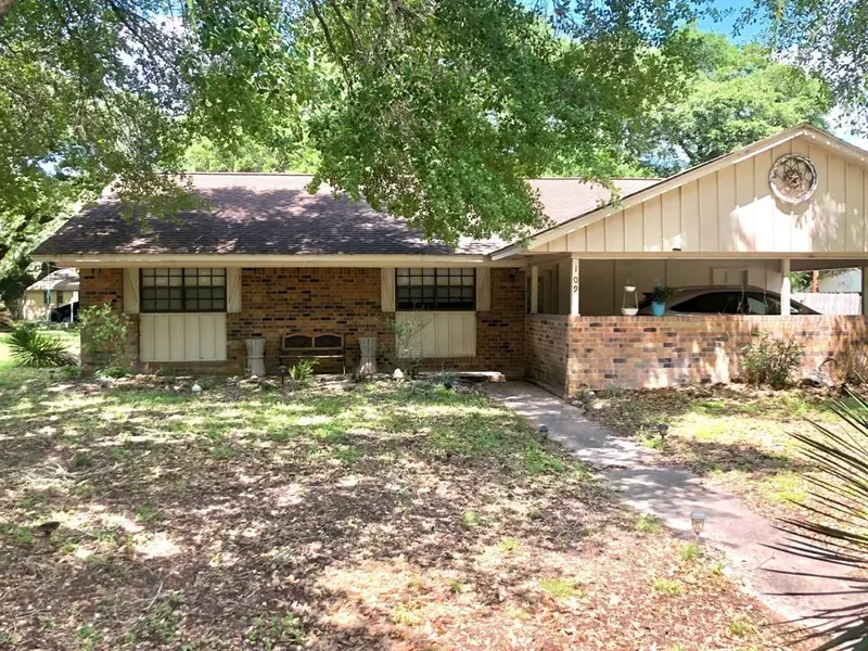 109 South Hickory Lane, Columbus, TX 78934