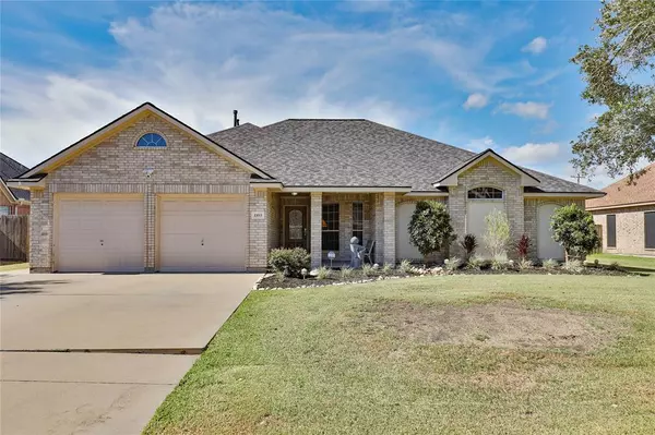 1105 N Belle DR,  Angleton,  TX 77515