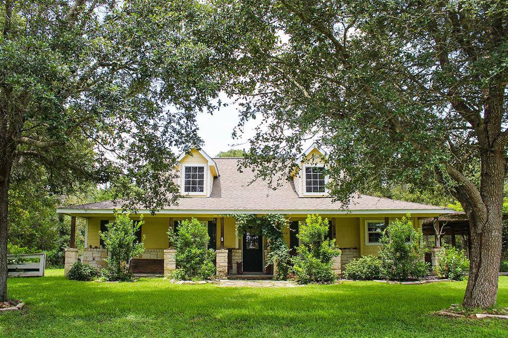 1076 W Branding Iron, Weimar, TX 78962