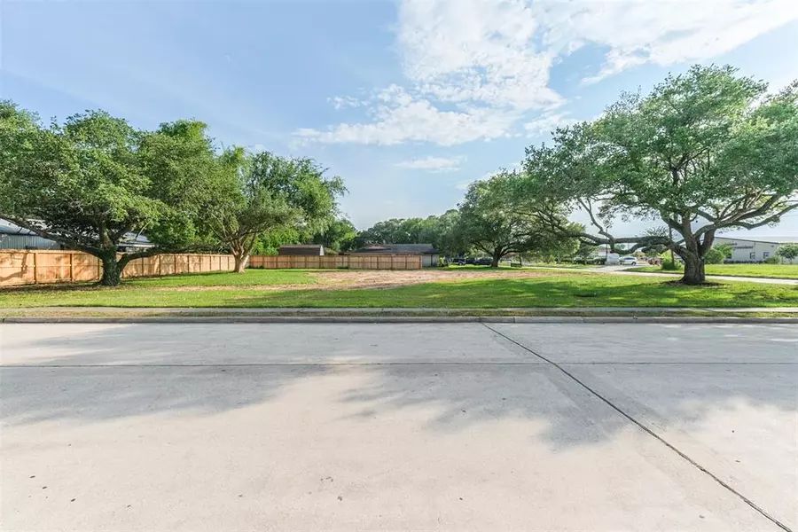 201 W Heritage DR, Friendswood, TX 77546