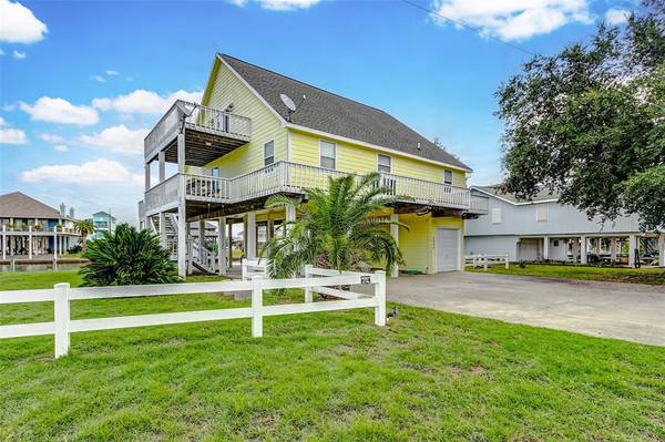 1230 WATERWAYS DR, Crystal Beach, TX 77650