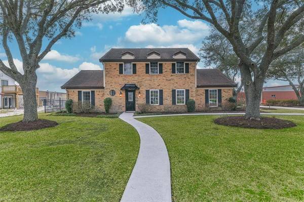 2004 Butler DR, Friendswood, TX 77546